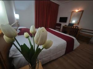 Postel nebo postele na pokoji v ubytování Hotel Helmántico
