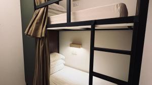 Letto o letti in una camera di Jiran Hostel Kota Kinabalu