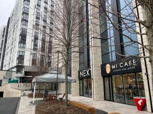 a building with a cafe in front of a building at 1008 Apartment с living Кишинев Центр in Chişinău