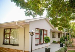 a house with a street light in front of it at At Skemer in Malmesbury