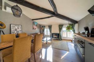 a kitchen and dining room with a table and chairs at Sun dreams, centre ville historique, 10 minutes de Cannes in Vallauris +22 photos