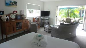 Seating area sa Cathedral Cove Apartment