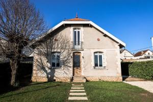 ein weißes Haus mit einem Baum davor in der Unterkunft Maison en bord de Dordogne in Bergerac