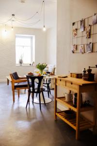 a kitchen and dining room with a table and chairs at stilvoll, gemütlich und ruhig - Bad Kösen - salt apartments in Naumburg