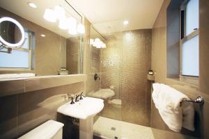 Ein Badezimmer in der Unterkunft Cavalier South Beach Hotel