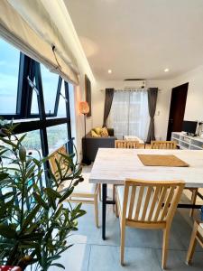 una sala de estar con una mesa y sillas en River View 1 Bedroom and study unit, en Phnom Penh