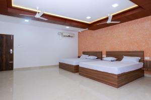 Postel nebo postele na pokoji v ubytování Balu Residency - A Business Class Hotel