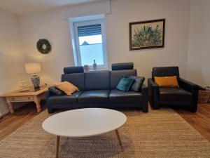 a living room with a couch and a table at Ferienwohnungen Dümmersee - Haus Dümmerland - Wohnung 5 in Hüde