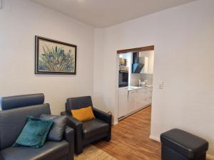 a living room with two chairs and a couch at Ferienwohnungen Dümmersee - Haus Dümmerland - Wohnung 5 in Hüde