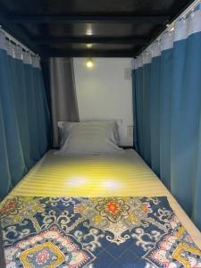 Postel nebo postele na pokoji v ubytování Friendly House Homestay