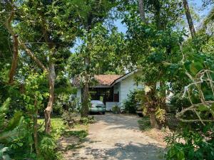 una casa con un coche aparcado delante en Southern Colonial Villa, en Matara