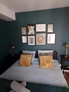 a bedroom with a large bed with blue walls at Appartement 4P 85m² hyper centre Disney in Chessy +24 photos