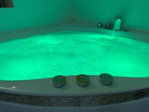 Fotografie z fotogalerie ubytování Relais Cocorico - Town House 4 Private Suites, AC Cinema Gym & Sauna v Paříži