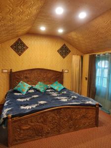 Una cama o camas en una habitación de Serenity On Waters HB Kohisar