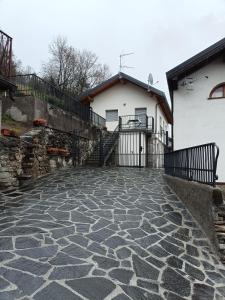 a stone walkway in front of a house at Casa Adriana con incantevole vista lago in Bee