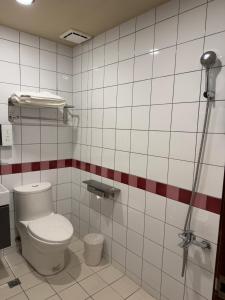 A bathroom at Rich & Free Hotel - Fuzhong 富逸旅趣-板橋府中館
