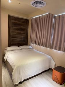 Rúm í herbergi á Rich & Free Hotel - Fuzhong 富逸旅趣-板橋府中館