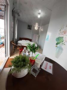 a room with a table with plants on it at Nhà Nghỉ Hoàng kim in Kon Plong