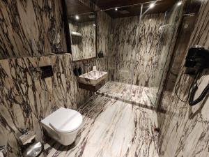 A bathroom at The Mantis