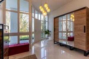 a living room with large windows and red benches at Ydillic Forest Villa - Terasse - WIFI - Ausblick in Oerlinghausen