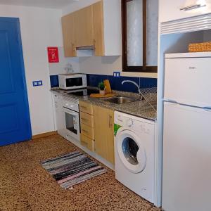 a kitchen with a washing machine and a sink at María PLAYA BRISA NG in Peniscola