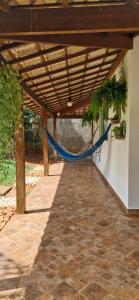 ラゴア・サンタにあるEncanto da Lagoaの- パティオ(パーゴラの下にハンモック付)
