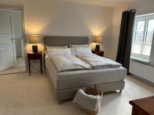 a bedroom with a bed with two night stands and two lamps at Ferienwohnung 2 Hof Flüh in Klenzau