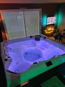 Μια τηλεόραση ή/και κέντρο ψυχαγωγίας στο Le NaturOspa spa privatif +41 φωτογραφίες