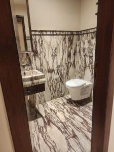 A bathroom at The Mantis