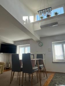Un comedor con mesa y sillas en Marszałkowska Apartament RM HOUSE, en Varsovia 64 fotos más