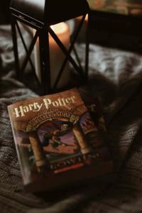 een boek op een bed naast een stoel bij Platform 9 3/4 by condokeeper in Londen