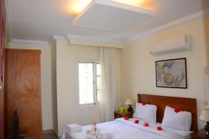 a bedroom with a bed with red flowers on it at شالية فندقي في دلتا شرم ريزورت in Sharm El Sheikh