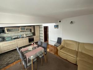 una sala de estar con un sofá y una mesa en Marszałkowska Apartament RM HOUSE, en Varsovia