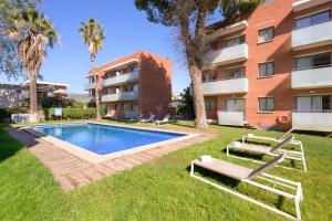 Bazén v ubytování SG Costa BCN Apartments nebo v jeho okolí