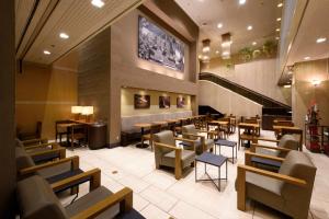 Hotel Royal Morioka في موريوكا: مطعم بطاولات وكراسي وبيانو