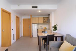 Kuchyň nebo kuchyňský kout v ubytování SG Costa BCN Apartments