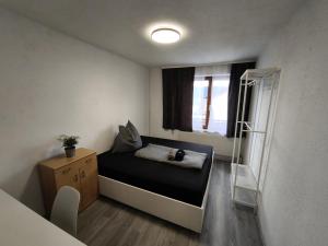 因斯布鲁克Modern Flat in Quaint Residence with Idyllic Garden的一间有床和窗户的小房间