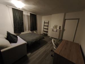 Modern Flat in Quaint Residence with Idyllic Garden客房内的一张或多张床位