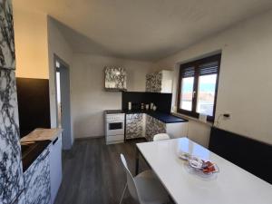 因斯布鲁克Modern Flat in Quaint Residence with Idyllic Garden的厨房配有白色的柜台和白色的桌子