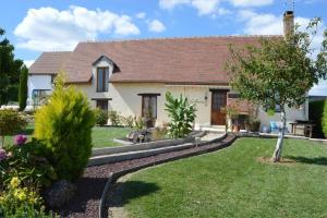 una casa bianca con giardino e cortile di Les gîtes du Zoo,2 logements 10min du zoo piscine partagée juin-octobre & spa partagée avril-octobre ,calme & reposant a Châteauvieux