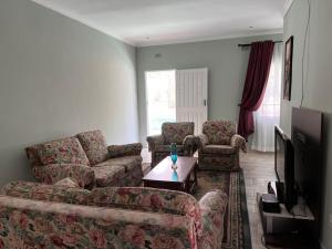 TV a/nebo společenská místnost v ubytování Rustic Retreat