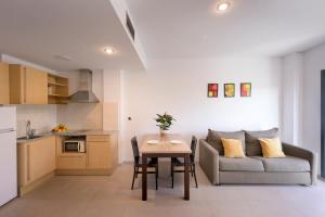 Kuchyň nebo kuchyňský kout v ubytování SG Costa BCN Apartments