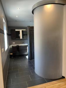 uma grande cozinha com um lavatório e um balcão em Wohnung in den Bergen em Stall mais 72 fotografias