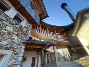 um grande edifício com uma escada circular em Wohnung in den Bergen em Stall