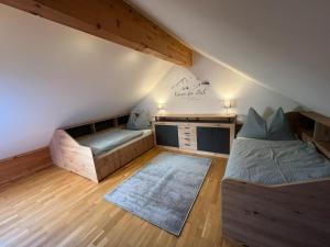 um quarto amplo com 2 camas e uma secretária em Wohnung in den Bergen em Stall