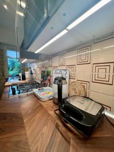 una cucina con macchinetta del caffè su un bancone di La casa Marina a Rapallo