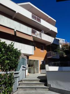 un edificio con scale che lo conducono di La casa Marina a Rapallo Altre 19 foto