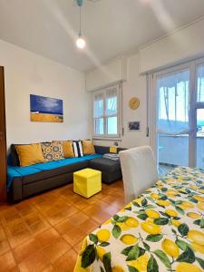 un soggiorno con un divano e un letto di La casa Marina a Rapallo