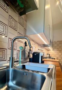 un bancone da cucina con un lavello e un lavandino di La casa Marina a Rapallo