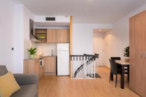 Kuchyň nebo kuchyňský kout v ubytování SG Costa BCN Apartments
